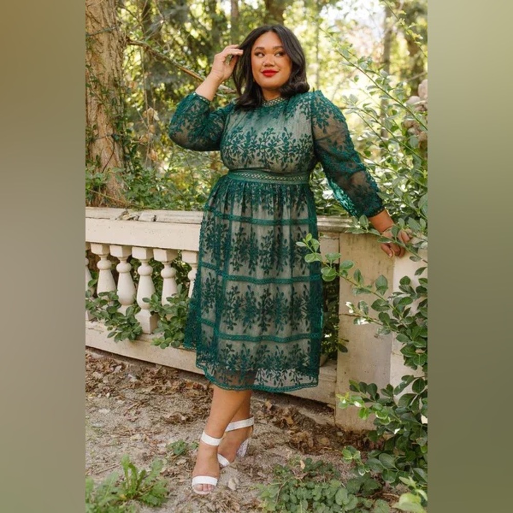 Ivy City Co Green Sicily dress size medium with lined sleeves!
